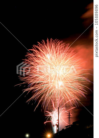 Beautiful orange fireworks that draw a parabola at the Nabari City Fireworks Festival 105889896