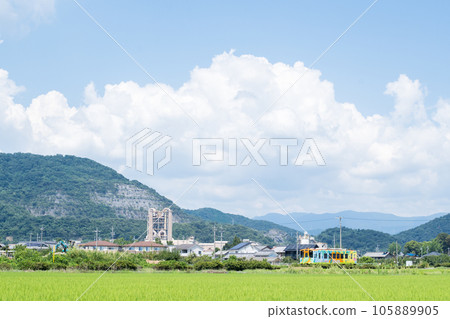 [Tarumi Railway] A Train Running through Factories and Rural Scenery 105889905