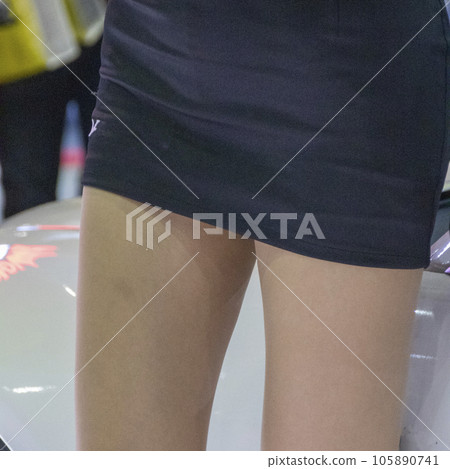 透過迷你裙看到大腿 透過迷你裙看到大腿 105890741