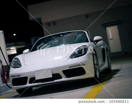 晚上在加油站的保時捷 718 Boxster 105890811