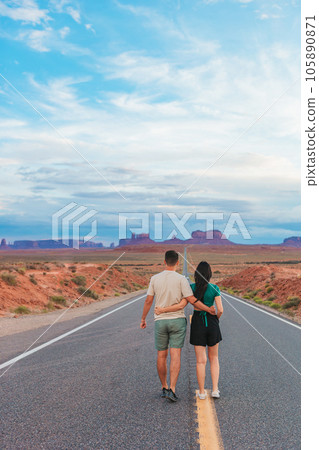 Happy couple on the famous road to Monument Valley in Utah. Amazing view of the Monument valley. 105890871