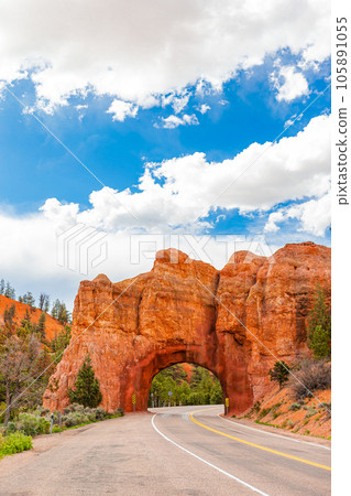 Natural stone arch Bridge in the Red Canyon National Park in Utah, USA 105891055