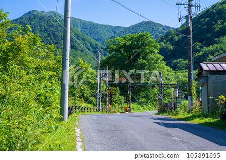 土愛鐵道道口上越線仲夏風光水上町 105891695