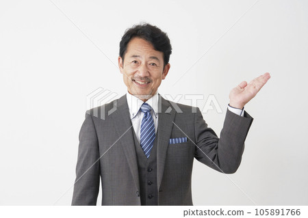 中年商人手掌白色背景指向右側 105891766