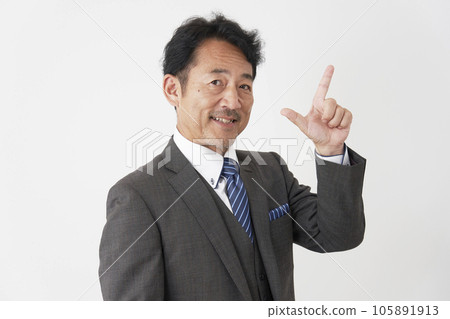中年商人給出檢查標誌白色背景 105891913