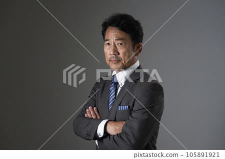 中年商人肖像黑色背景 105891921