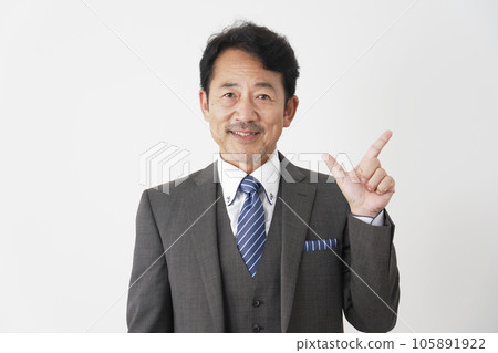 中年商人給出檢查標誌白色背景 105891922