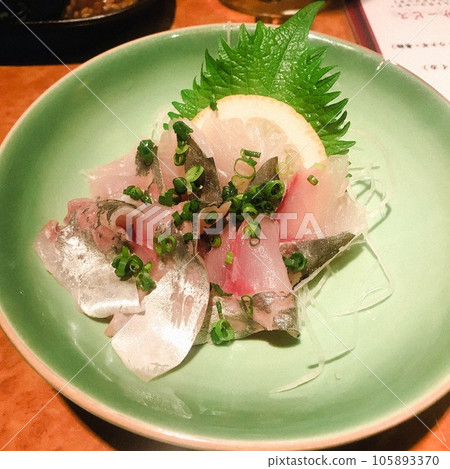 Delicious red snapper sashimi 105893370