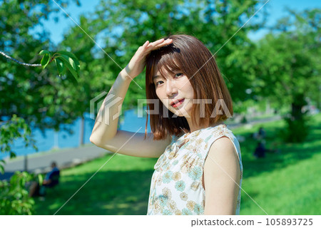 一個關心太陽的年輕女人 105893725