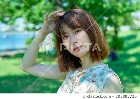 一個關心太陽的年輕女人 105893726