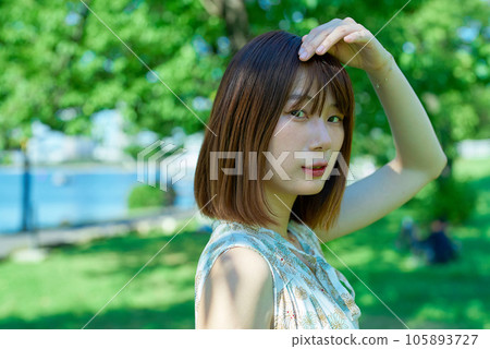 一個關心太陽的年輕女人 105893727