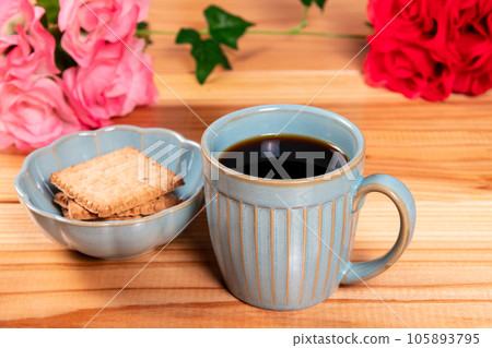 配咖啡、餅乾、玫瑰和藤蔓 105893795