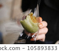 The hand of a person eating grilled grass rice cake 105893833