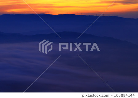 Mountain ranges and sea of clouds Mountain ranges and sea of clouds 105894144