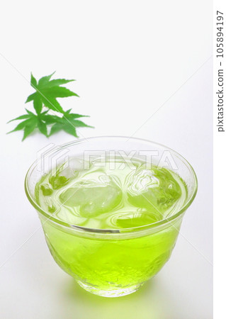 Cold tea (green tea, summer image, vertical composition) Cold tea (green tea, summer image, vertical composition) 105894197