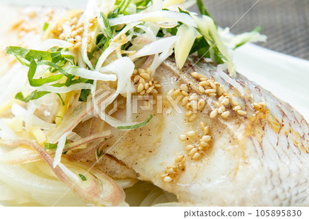 中式清蒸鯛魚特寫。 中式清蒸鯛魚特寫。 105895830