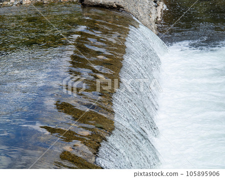 夏季（八月）的千草川。位於兵庫縣佐用郡佐用町。 105895906