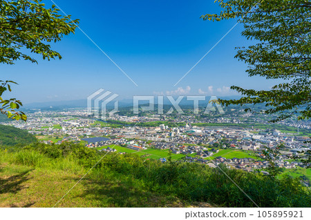 岡山縣津山市 從神南眉山展望台眺望津山市街景 岡山縣津山市 從神南眉山展望台眺望津山市街景 105895921