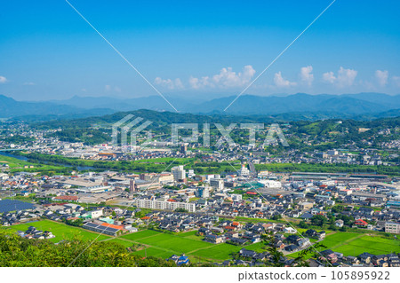 岡山縣津山市 從神南眉山展望台眺望津山市街景 岡山縣津山市 從神南眉山展望台眺望津山市街景 105895922