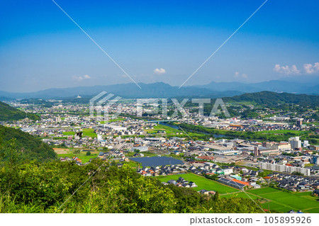 岡山縣津山市 從神南眉山展望台眺望津山市街景 105895926