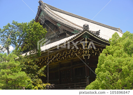 鮮綠的京都清涼寺本殿-1 105896847