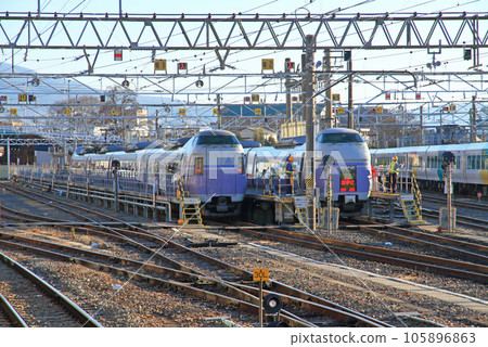 E351 系列 Super Azusa 於 2017 年 12 月 22 日在松本機車中心 105896863