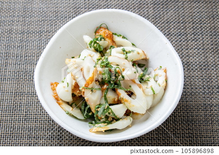 竹輪和紫蘇配蛋黃醬和芝麻柚子醬。 竹輪和紫蘇配蛋黃醬和芝麻柚子醬。 105896898