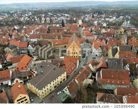 Nördlingen cityscape 105898490