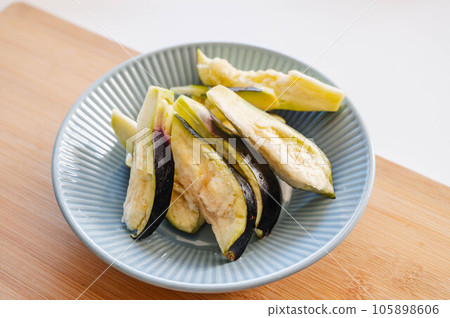 盤子裡的生水菜 盤子裡的生水菜 105898606