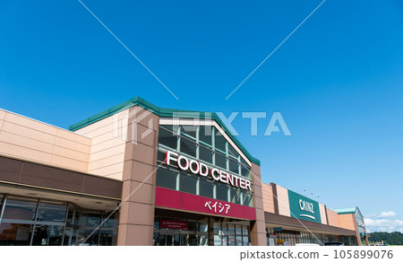 Beisia Ojiya店，Cainz Ojiya店入口，巨大的購物中心，陽光明媚的夏日天空，新潟縣小千谷市 105899076