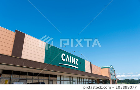 Cainz Ojiya商店入口，巨大的家居中心，陽光明媚的夏日天空，新潟縣小千谷市 105899077