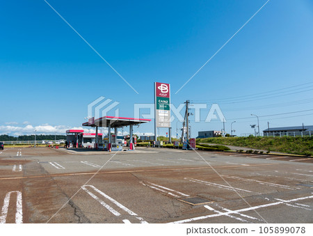 A gas station near the Beisia Ojiya store, a sunny summer sky, Ojiya City, Niigata Prefecture A gas station near the Beisia Ojiya store, a sunny summer sky, Ojiya City, Niigata Prefecture 105899078