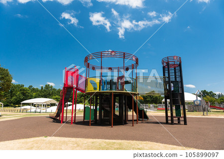 越後久陵公園 享受有趣的田徑運動 蔚藍的夏日天空 新潟縣長岡市 105899097