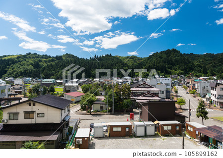 Magnificent scenery of Urasa station west exit, natural mountains, clear summer blue sky, Urasa, Minamiuonuma City, Niigata Prefecture 105899162