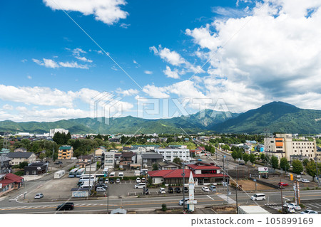 View of Hakkaisanguchi from the Shinkansen platform of Urasa Station, a sunny summer sky, Urasa, Minamiuonuma City, Niigata Prefecture View of Hakkaisanguchi from the Shinkansen platform of Urasa Station, a sunny summer sky, Urasa, Minamiuonuma City, Niigata Prefecture 105899169