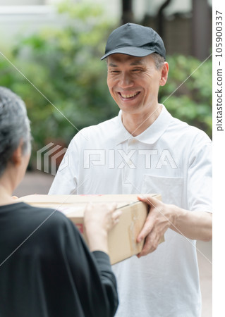 送貨上門運輸行李男 送貨上門運輸行李男 105900337