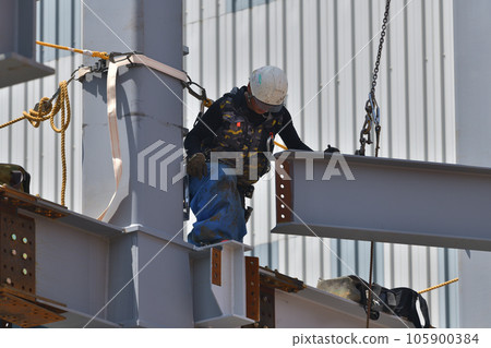 Construction site Scaffolding workers assembling the steel frame 105900384