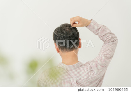 老人頭髮護理稀疏的頭髮 老人頭髮護理稀疏的頭髮 105900465
