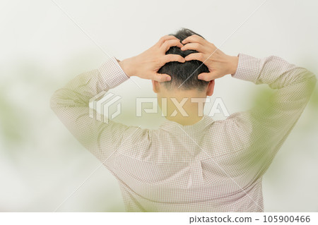 老人頭髮護理稀疏的頭髮 老人頭髮護理稀疏的頭髮 105900466