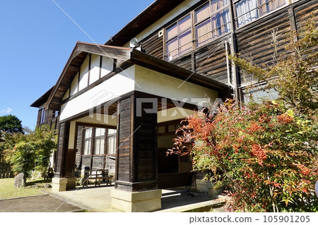 A view of the entrance of a facility that uses a retro wooden school building, Nara Kaede no Sato Hirara, Uda City, Nara Prefecture A view of the entrance of a facility that uses a retro wooden school building, Nara Kaede no Sato Hirara, Uda City, Nara Prefecture 105901205