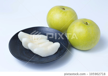 白色背景 Aonashi Nijisseiki 梨上切成碎片的梨的照片 105902718