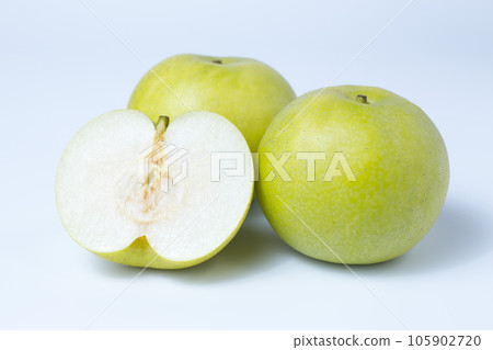 白色背景 Aonashi Nijisseiki 梨上切成碎片的梨的照片 105902720