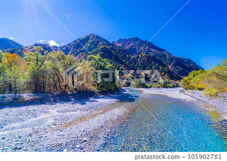 [秋季素材]錦州上高地和梓川的清流[長野縣] 105902781