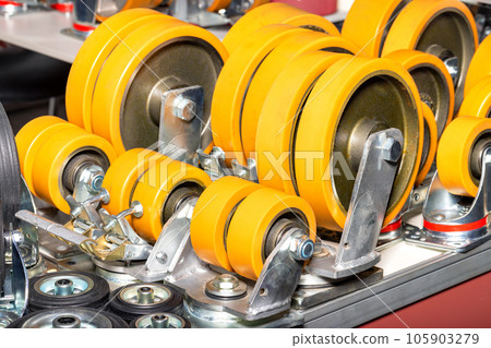 Rubber wheels of different diameters in brown color for industrial use. 105903279