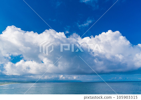 夏天的藍天和大海，白雲 105903315