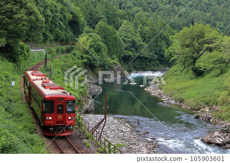 沿著長良川行駛的觀光列車“長良號” 沿著長良川行駛的觀光列車“長良號” 105903601