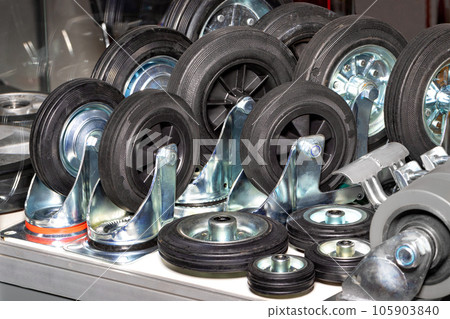 Rubber wheels of different diameters in brown color for industrial use. 105903840
