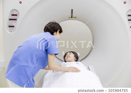 女放射科醫生鼓勵孩子接受 CT 掃描 105904785