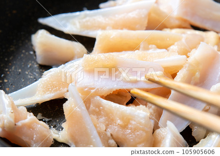 A close-up of the cooking scene of grilling chicken cartilage in a frying pan. 105905606