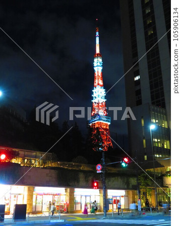 夜間閃閃發光的便利店和東京塔 夜間閃閃發光的便利店和東京塔 105906134